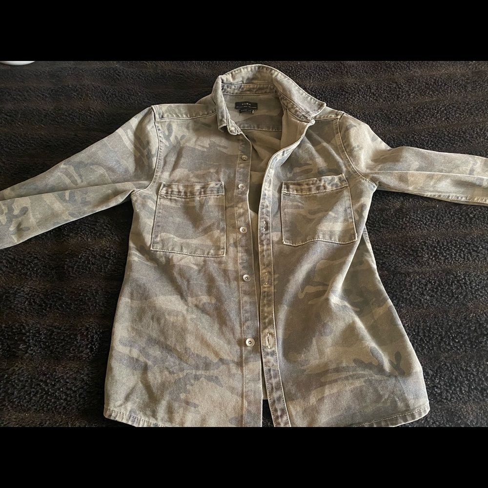 Zara jacket. Camo design. Size: M